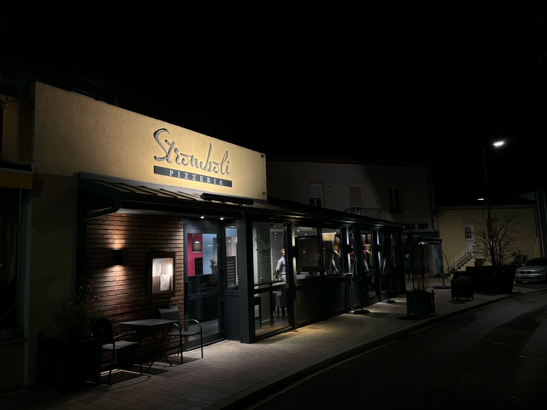 Devanture du restaurant Le Stromboli à Paray-le-Monial, le soir